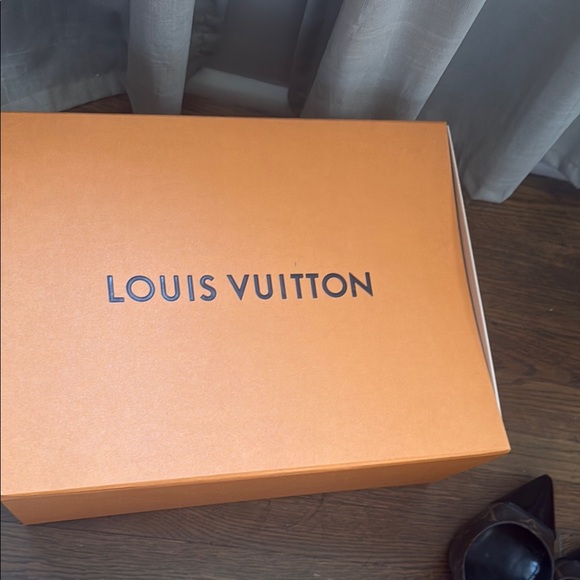 Louis Vuitton Black High Heels with Glossy Finish - Picture 4 of 8